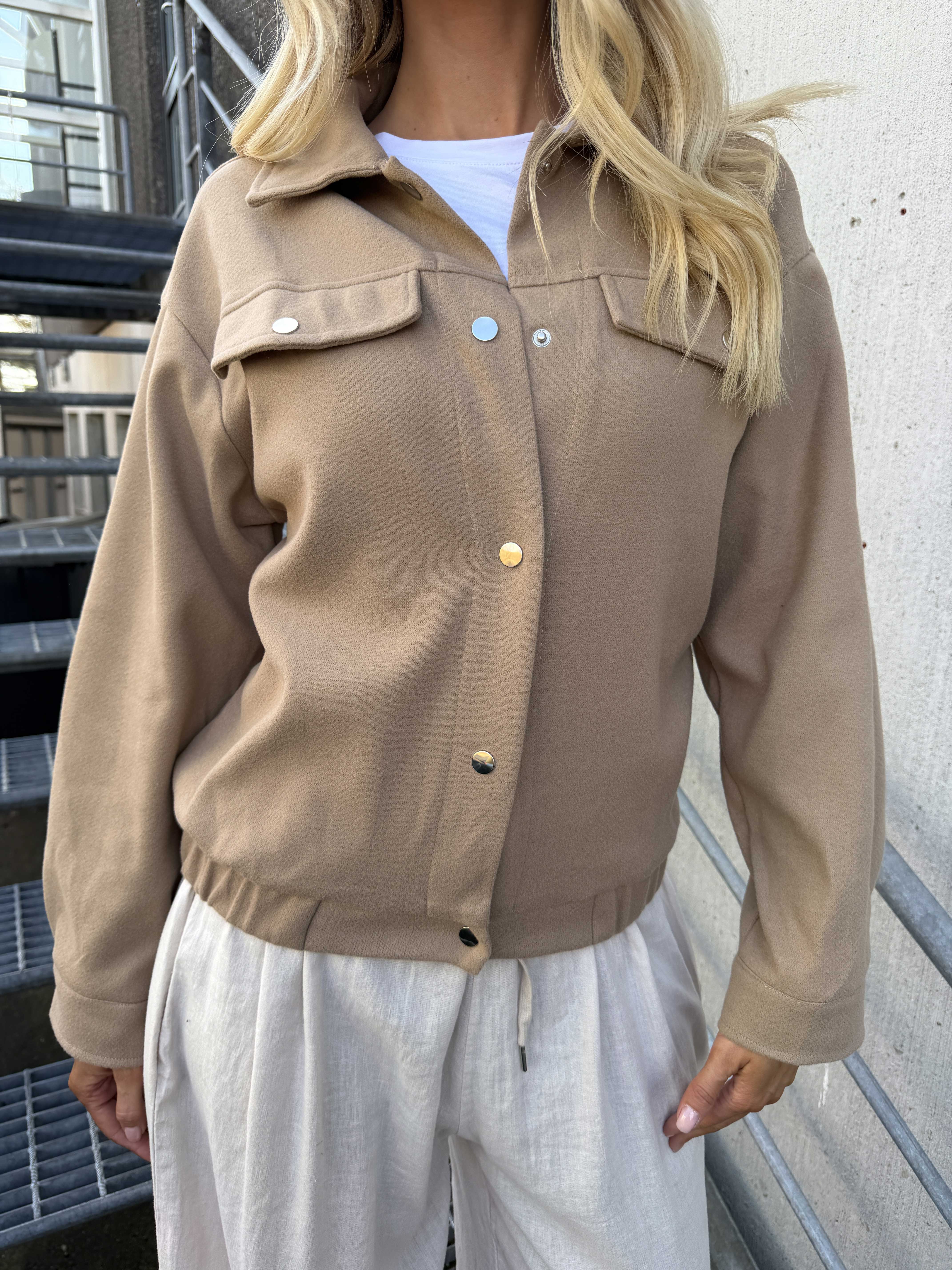 Nukaka - Let og stilfuld jakke i skjortestil